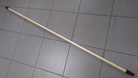 Kij drewniany 150cm z okuciem plastikowym