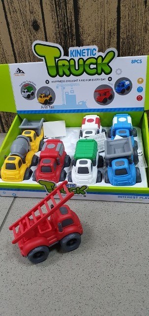 Auto z napędem 11cm CIĘŻARÓWKA MIX 8szt