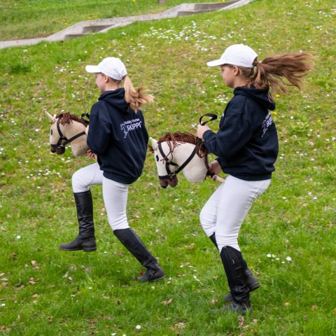 Hobby Horse Skippi - Karmel - duży koń na kiju - A3 - kantar w zestawie Hobby Horse Skippi - Karmel - duży koń na kiju - A3 - kantar w zestawie