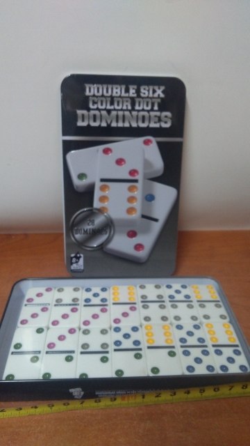 Domino w metalowym pudełku